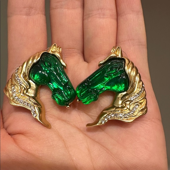 Vintage Gold Tone Emerald Green Glass Horse Head Statement Earrings Rhinestones - Picture 6 of 7